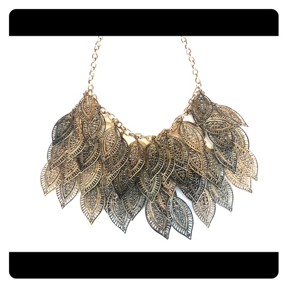 H&M Leaf Necklace - Picture 3 of 4